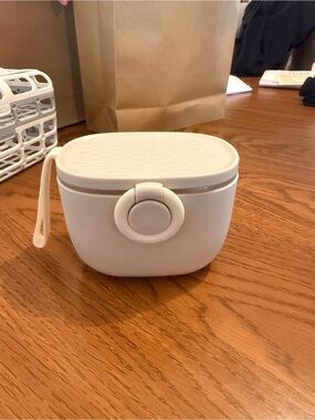 Baby formula travel container